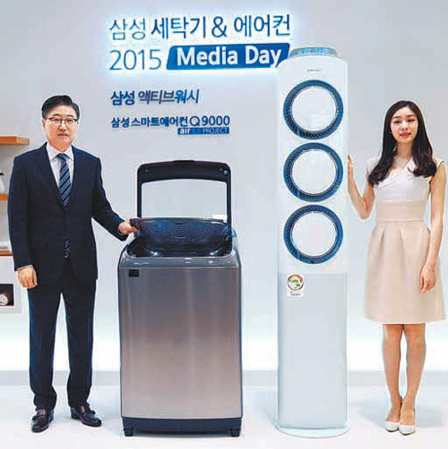 윤부근 소비자가전(CE) 부문 대표(왼쪽)와 삼성전자 모델인 ‘피겨 여왕’ 김연아가 ‘액티브워시’ 세탁기와 2015년형 ‘스마트에어컨 Q9000’을 소개하고 있다. 삼성전자 제공