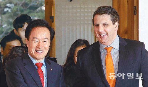 국회 사랑재 찾은 美대사 한미의원외교협의회 회장을 맡고 있는 새누리당 이병석 의원(왼쪽)과 마크 리퍼트 주한 미국대사가 3일 ‘한미 동맹관계와 한반도 정책’ 조찬간담회 장소인 국회 사랑재로 들어서고 있다. 변영욱 기자 cut@donga.com