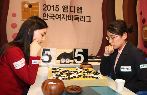 한국여자바둑리그가 외국 용병 기용과 스피디한 진행으로 인기를 끌고 있다. 외국 용병 헤이자자(왼쪽)와 위즈윙이 첫 대결을 벌였다. 위즈윙의 승리. 한국기원 제공