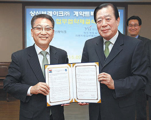 김효일 상신브레이크 대표(오른쪽)와 노석균 영남대 총장이 3일 자동차부품 전문인력 양성 프로그램을 위한 양해각서를 체결하고 있다. 영남대 제공