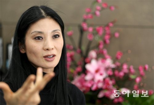 강수진 국립발레단 단장은 1년째 발레단의 공연을 극장 무대 양끝에 위치한 발코니석에 앉아 모니터링한다. 그는 “유럽에선 로열석으로 통하는 발코니석이 국내에선 시야를 가린다는 이유로 인기가 없는 점이 안타까워 고정적으로 앉는다”고 말했다. 김경제 기자 kjk5873@donga.com