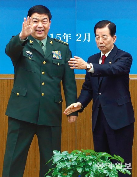 中 국방장관 9년 만의 방한 한민구 국방부 장관(오른쪽)과 창완취안 중국 국방부장이 4일 한중 국방장관 회담장인 서울 용산구 국방부 대회의실에서 본격적인 회담에 앞서 취재진에게 인사를 하고 있다. 중국 국방부장이 한국을 방문한 것은 2006년 이후 9년 만의 일이다. 양회성 기자 yohan@donga.com