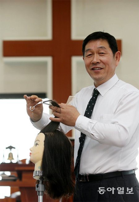 미용 전문가이기도 한 이호영 목사는 힐링마을 조성해 미용 및 암환우를 위한 시설 운영하고 있다. 사진 홍진환 기자