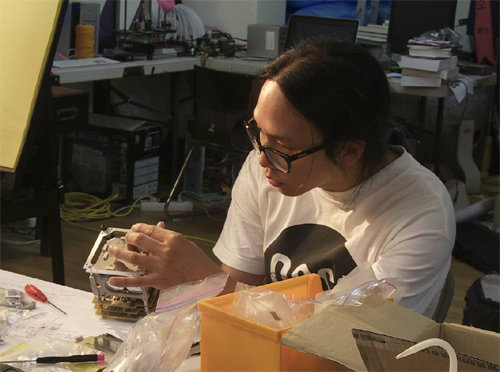영화 ‘망원동 인공위성’의 주인공 송호준 씨는 초소형 인공위성 ‘오픈샛’을 직접 제작해 화제가 됐다. 시네마달 제공