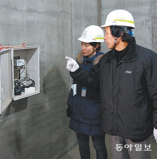 안전성 논란이 일고 있는 서울 송파구 ‘롯데월드타워’ 건설 현장. 신성우 한양대 교수(오른쪽)가 48층 벽에 설치된 ‘경사계’를 살펴보고 있다. 신선미 동아사이언스 기자 vamie@donga.com