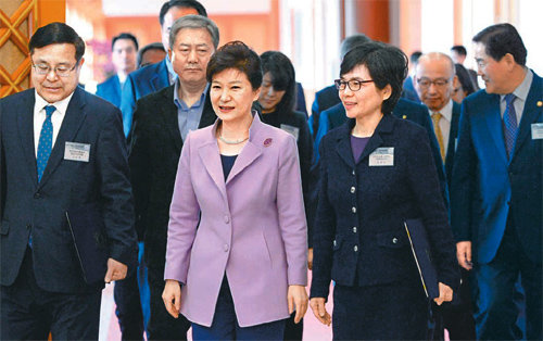 박근혜 대통령이 6일 청와대에서 제4기 저출산·고령사회위원회 위원들에게 위촉장을 수여한 뒤 회의실로 향하고 있다. 청와대사진기자단