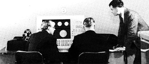 1951년 엔지니어들과 함께 ‘마크1’ 컴퓨터 콘솔을 보고 있는 앨런 튜링(왼쪽). 튜링이 영국 맨체스터대에서 개발한 ‘마크1’은 최초의 현대 컴퓨터 중 하나로 인정받는다. 동아시아 제공