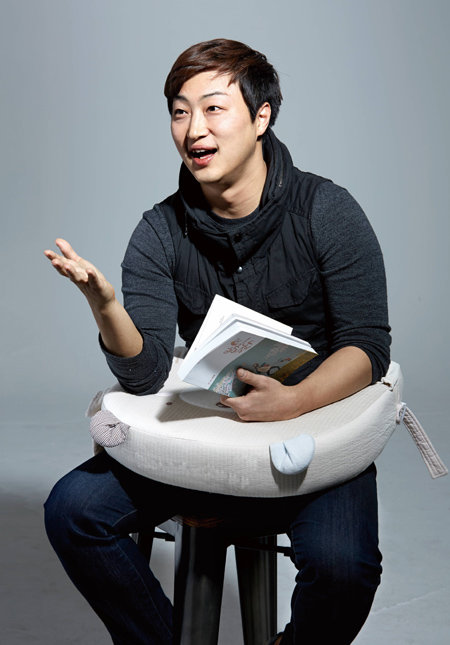 6일 만난 김진형 씨는 그림 에세이 속 인물들을 주로 뒷모습으로 표현하거나 얼굴이 나오지 않게 그렸다. “많은 여성들이 뒷모습이 나와 ‘나를 투영할 수 있어 더 몰입이 잘됐다’며 좋아했다”는 것이 그의 설명이다. 아래는 육아에서 느껴지는 다양한 감정을 생생하게 담았다는 평가를 받은 ‘딸바보가 그렸어’의 한 그림. 김진형 씨 제공