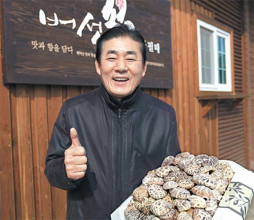 전남 강진군 칠량면 부용산 자락에서 유기농산물 인증을 받은 표고버섯을 재배하고 있는 안정균 청림농원 대표. 안 대표는 생산에만 그치지 않고 가공과 유통 분야에서 한발 앞서 나가며 기업농으로 우뚝 섰다. 박영철 기자 skyblue@donga.com