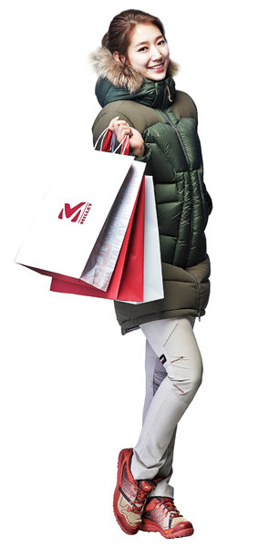 아직 설 선물을 고르지 못했다면 명절 선물의 스테디셀러인 아웃도어 제품은 어떨까. 아웃도어 브랜드들이 설 대목을 맞아 다양한 선물용 제품을 내놓는가 하면 특별세일을 실시하며 고객잡기에 나서고 있다. 가격 부담이 적으면서도 실용적인 제품들이 특히 인기가 높다. 밀레의 전속모델 박신혜. 사진제공｜밀레