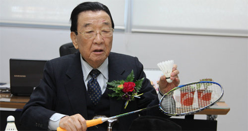 95세의 나이에도 왕성한 활동을 하고 있는 김덕인 요넥스코리아 회장이 라켓을 들고 직접 헤어핀 시범을 보이고 있다. 요넥스코리아 제공