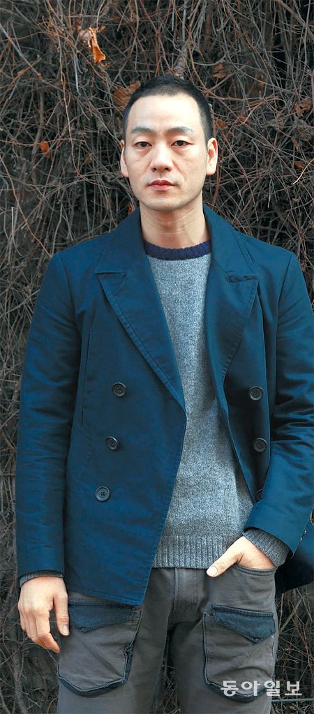 5일 서울 종로구 대학로길 연극 ‘유도소년’ 연습실 인근에서 만난 박해수. 그는 “최근 몇 달간 유도선수 고교생 경찬으로 거듭나고자 수년간 유지해 온 수염도 깎고, 유도선수다운 몸을 만들려고 노력 중”이라고 말했다. 홍진환 기자 jean@donga.com