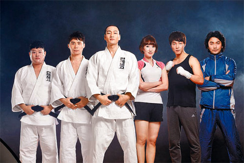 고교생 유도선수 ‘경찬’이 슬럼프를 넘어 전국체전에 도전하며 겪는 성장통을 다룬 연극 유도소년의 출연 배우들. 왼쪽에서 세번째가 박해수. Story P제공