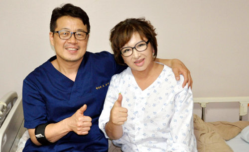 가수 장미화 씨(오른쪽)가 디스크 질환을 치료하기 위해 고주파 시술을 받은 후 밝은 표정으로 포즈를 취하고 있다. 강남초이스병원 제공