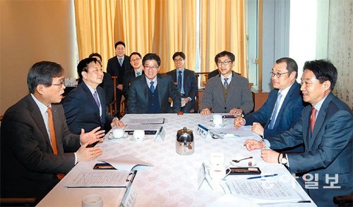 3일 서울 강남구 한국기술센터에서 ‘소재부품 산업이 가야 할 길’을 주제로 한 전문가 좌담회에서 참석자들이 소재부품 산업을 발전시키기 위한 방안을 논의하고 있다. 홍진환 기자 jean@donga.com