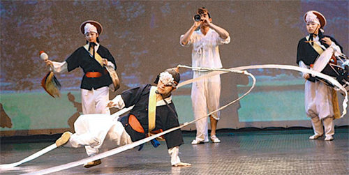 메인 무대에서 공연할 춘천 소양예술농원 팀. 강원도 제공