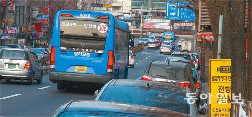 인천시가 설을 맞아 22일까지 도로변 주차를 허용하는 중구 신포시장∼경인전철 동인천역 570m 구간. 이 기간에 인천지역 전통시장 주변도로는 대부분 출퇴근 시간대가 아니면 주차할 수 있다. 김영국 동아닷컴 객원기자 press82@donga.com