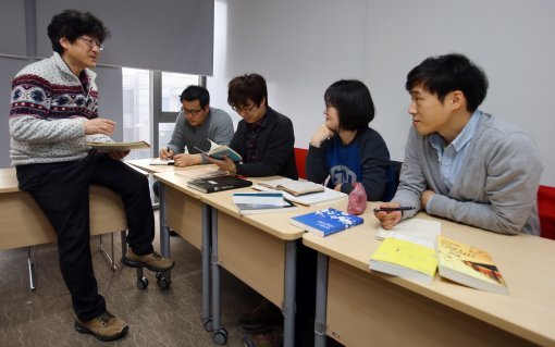 10일 오후 서울 마포구 KT&G 상상마당 강의실에서 열린 여행작가 강의에 참석한 기자(왼쪽에서 두번째). 같이 앉아 있는 선배 수강생 정승빈 고승희 권일억 씨는 여행작가 이지상 씨(왼쪽)의 강의를 수료하고 여행기를 출간했거나 장기 여행을 준비하고 있다. 양회성기자 yohan@donga.com