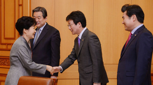 “원내대표 당선 축하합니다” 박근혜 대통령이 10일 오전 청와대에서 열린 새누리당 지도부 회동에 앞서 유승민 원내대표와 악수하고 있다. 뒷줄 왼쪽부터 새누리당 김무성 대표, 유 원내대표, 원유철 정책위의장. 청와대사진기자단