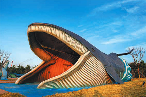 울산 장생포에 4월 완공될 예정인 고래마을 입구에 있는 한국계 귀신고래 실물 모형. 상업포경이 금지된 1986년 이전 고래잡이 전진기지였던 장생포의 모습이 고래마을에 재현된다. 울산 남구청 제공