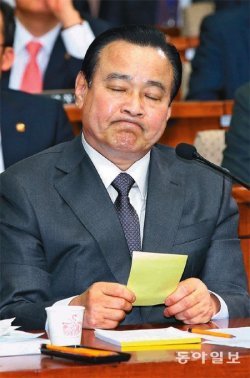 10일 국회에서 이완구 국무총리 후보자에 대한 인사청문회가 열린 가운데, 이 후보자가 청문회장에서 청문위원들의 질의를 듣는 도중 입을 꼭 다물고 눈을 감은 채 생각에 잠겨있다. 변영욱 기자 cut@donga.com