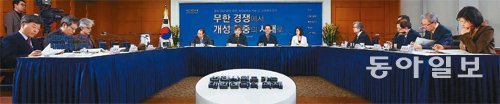 10일 서울 성북구 고려대에서 ‘무한경쟁에서 개성 존중의 시대로’라는 교육 관련 주제로 ‘선진사회로 가는 대한민국의 과제’ 4번째
 심포지엄이 열렸다. 심포지엄에서는 21세기 한국 교육의 방향과 인재상, 평가와 선발제도 개선 필요성 등이 폭넓게 논의됐다. 
전영한 기자 scoopjyh@donga.com