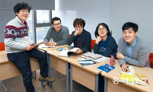 10일 오후 서울 마포구 KT&G 상상마당 강의실에서 열린 여행작가 강의에 참석한 기자(왼쪽에서 두 번째). 같이 앉아있는 선배 수강생 정승빈 고승희 권일억 씨는 여행작가 이지상 씨(왼쪽)의 강의를 수료하고 여행기를 출간했거나 장기 여행을 준비하고 있다. 양회성 기자 yohan@donga.com