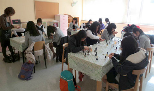 서울 강남구 서울시립청소년드림센터에서 ‘네일아트 수업’ 직업체험에 참여한 청소년들이 실습을 하고있다. 서울시립청소년드림센터 제공