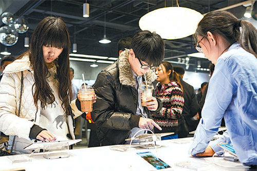 삼성 갤럭시 라이프 스토어를 찾은 젊은 고객들이 삼성 제품을 체험해보고 있다. 삼성전자 제공