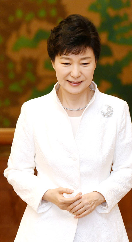 박근혜 대통령이 12일 청와대에서 7개국 주한 대사들의 제정식을 하기 위해 입장하고 있다. 청와대사진기자단