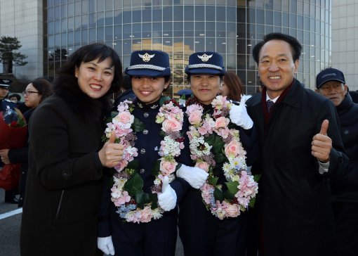 13일 공군사관학교 입학식을 치른 첫 외국인 여자 생도인 필리핀 국적의 칠리안 크리스틴 펜냐로자(왼쪽에서 두 번째).