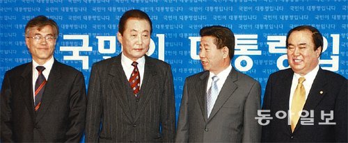 문재인 대통령민정수석비서관 내정자, 고건 총리 후보자, 노무현 대통령 당선자, 문희상 대통령비서실장 내정자(왼쪽부터)가 2003년 1월 서울 세종로 대통령직인수위 사무실에서 나란히 섰다. 친노(친노무현)는 전성기를 맞았고 현재의 새정치민주연합에서도 주류를 이루고 있다.