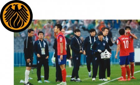 국군체육부대 마크(왼쪽). ‘2015 아시아축구연맹(AFC) 아시아컵’ 준결승 이라크전에서 선제골을 넣은 뒤 본부석 앞으로 달려와 거수경례를 
하는 이정협.