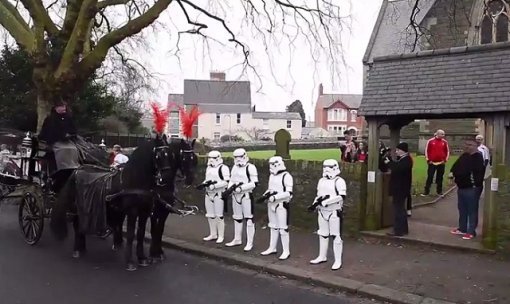 장례식에 등장한 스톰 트루퍼. 사진 = 유튜브 영상 캡처