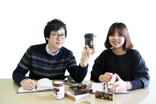 초콜릿 속에 액상 커피를 넣은 롯데제과의 ‘핸디카페’가 출시 한 달 만에 750만개가 팔릴 만큼 큰 인기를 끌고 있다. 사진제공｜롯데제과