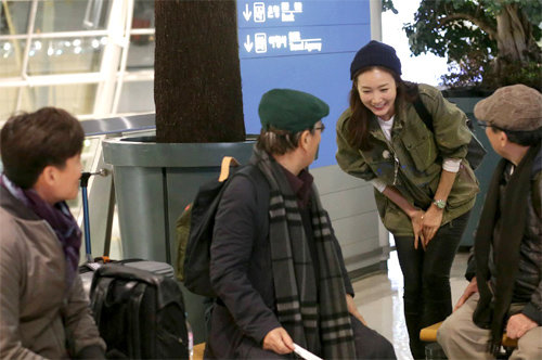 배우 최지우(오른쪽에서 두 번째)가 15일 출국 전 공항에서 출연진과 인사를 나누고 있다. tvN 제공
