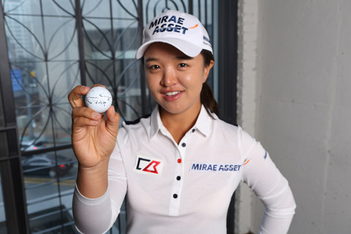 미국여자프로골프(LPGA) 투어 데뷔전에서 컷 탈락했던 김세영은 데뷔 2경기 만에 우승트로피를 들어올렸다. 그녀는 올해 LPGA 투어에 데뷔한 김효주 등 거물급 신인들의 틈에서 크게 주목받지 못했다. 그러나 이들 중 가장 먼저 우승을 차지하며 단숨에 강력한 신인왕 후보로 부상했다. 사진제공｜THE GOLF