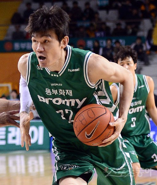 농구스타 김주성은 효자로도 잘 알려져 있다. 그의 부모는 몸이 불편하지만, 아들을 한국농구의 대들보로 키워냈다. 지금도 경기장을 찾아 아들을 응원한다. 김주성은 “어머니께 늘 최선을 다하는 아들의 모습을 보여드리고 싶어 열심히 뛴다”며 웃었다. 스포츠동아DB