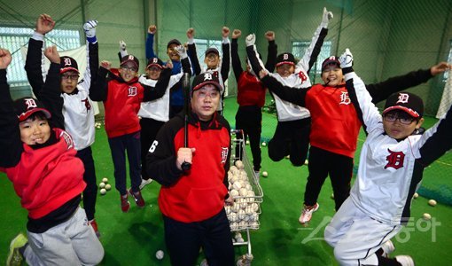 너희가 한국야구의 미래다! 29년 만에 리틀야구 월드시리즈 우승을 거머쥔 박종욱 감독(가운데)이 서울 잠신중학교에서 진행된 스포츠동아와의 인터뷰에서 자신이 지도하는 동대문구 리틀야구단 소속 선수들과 함께 포즈를 취하고 있다. 김종원 기자 won@donga.com 트위터 @beanjjun