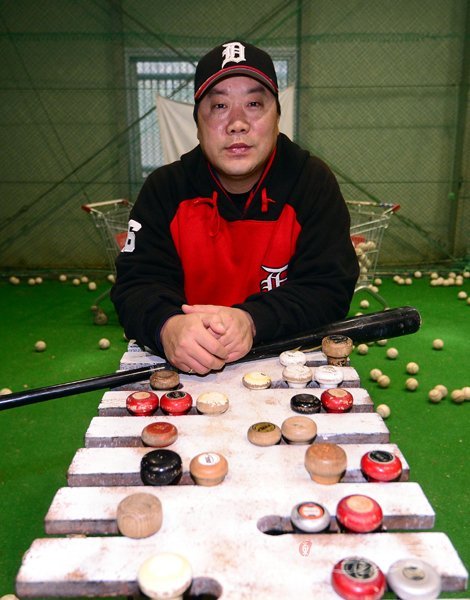 박종욱 감독은 야구선수의 꿈을 키우는 아이들에게 ‘잘 하라’는 강요를 하지 않는다. 그저 야구를 좋아할 수 있도록, 야구가 즐거울 수 있도록 훈련도 놀이처럼 아이들을 가르치고 있다. 김종원 기자 won@donga.com 트위터 @beanjjun