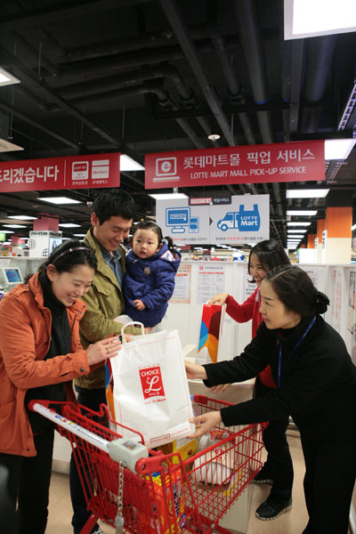 유통업계가 대목인 설을 맞아 ‘특별 프로모션’을 벌인다. 신학기 선물기획전, 주부들을 위한 힐링기획, 할인이벤트 등 다양하다. 장시간 운전에 필요한 음료 등을 선 구매해 설정한 시간에 맞춰 직접 받아갈 수 있는 롯데마트 마장휴게소점의 ‘픽업 서비스’. 사진제공｜롯데마트