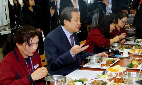 김무성 새누리당 대표(왼쪽에서 두 번째)가 17일 국회 헌정기념관에서 국회에서 일하는 환경미화원들과 오찬을 함께하고 있다. 원대연 기자 yeon72@donga.com