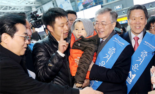 문재인 새정치민주연합 대표(오른쪽에서 두 번째)가 17일 호남선 열차가 출발하는 서울 용산역에서 귀성객들과 인사를 나누고 있다. 사진공동취재단