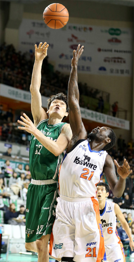 21일 열린 전자랜드와의 경기에서 골밑슛을 시도하고있는 동부 김주성(왼쪽). KBL 제공