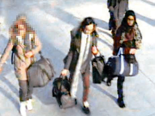 영국의 10대 소녀 2명이 테러조직인 이슬람국가(IS)에 합류하기 위해 17일 터키행 비행기에 오르기 전 모습이 런던 개트윅 공항의 폐쇄회로(CC)TV에 찍혔다. 사진 출처 BBC 홈페이지