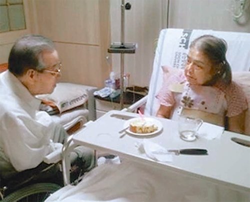 김종필 전 국무총리가 지난해 수술을 받은 부인을 병원에서 간병하고 있는 모습.(정진석 전 의원 페이스북)