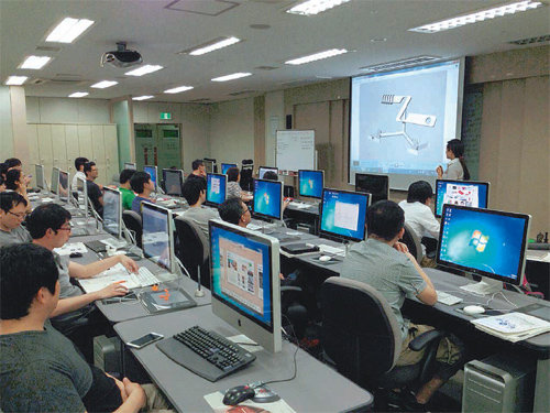 부산 해운대구 부산디자인센터에서 진행된 3D 프린터 전문인력 양성 과정에 참가한 교육생들이 관련 기술을 익히고 있다. 해운대구 제공