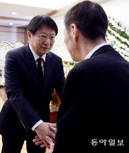 이날 박 대통령의 동생 박지만 EG 회장(왼쪽)도 빈소를 찾아 유족을 위로했다. 최혁중 기자 sajinman@donga.com·뉴시스