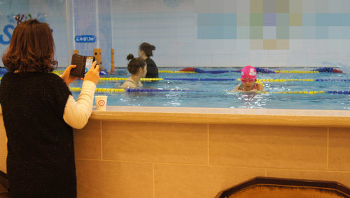 서울 강남구의 한 수영장. 수영하는 자녀를 학부모가 코앞에서 관찰하거나 사진, 동영상을 찍을 수 있도록 유리벽이 설치되어 있다.
