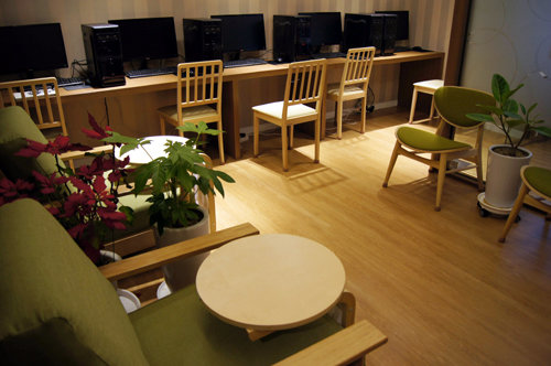 ‘깨우미’ 서비스를 제공하는 서울 대치동 한 독서실의 열람실. 칸막이가 쳐진 열람실과는 별도로 마련된 카페 분위기 열람실에서 학생들은 영어단어를 공부하거나 인터넷 강의를 듣는다.